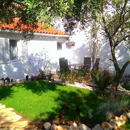 Διαμέρισμα With Garden Kožino