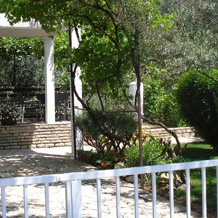 With Garden شقة